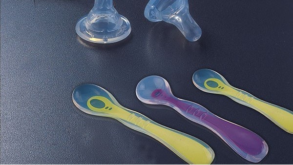 矽膠粘合塑膠（jiāo）應該用什麽膠水呢（ne）